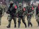 Integrantes armados del ELN caminan en formación sobre una zona abierta, imagen asociada al anuncio del paro armado del ELN en Colombia.