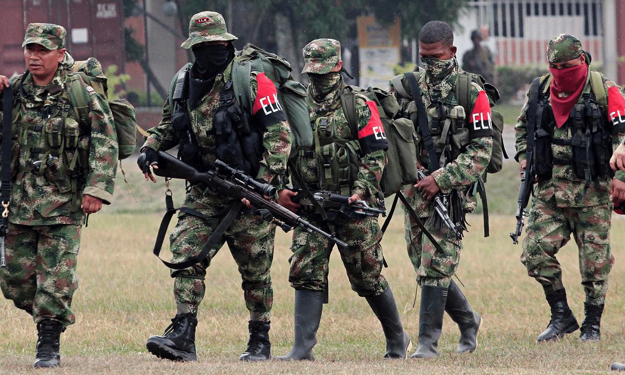 Integrantes armados del ELN caminan en formación sobre una zona abierta, imagen asociada al anuncio del paro armado del ELN en Colombia.