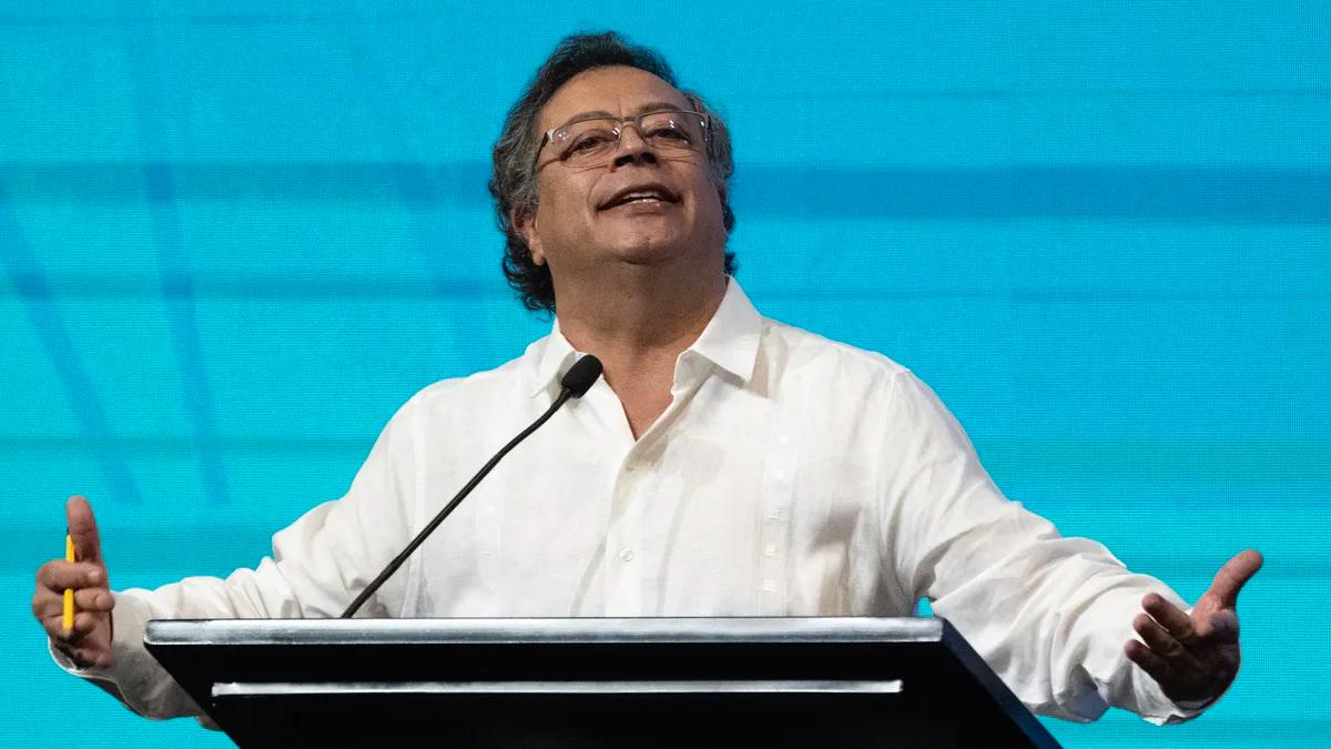 Gustavo Petro habla desde un podio con los brazos abiertos durante un discurso público