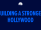 Imagen con fondo azul oscuro y el texto “Building a Stronger Hollywood” acompañado del logo de Paramount, en referencia a la Compra de Warner por parte de Paramount