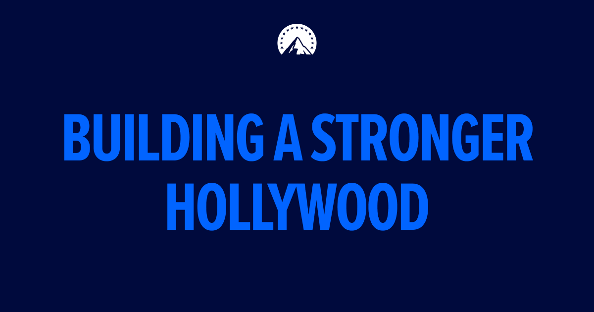 Imagen con fondo azul oscuro y el texto “Building a Stronger Hollywood” acompañado del logo de Paramount, en referencia a la Compra de Warner por parte de Paramount