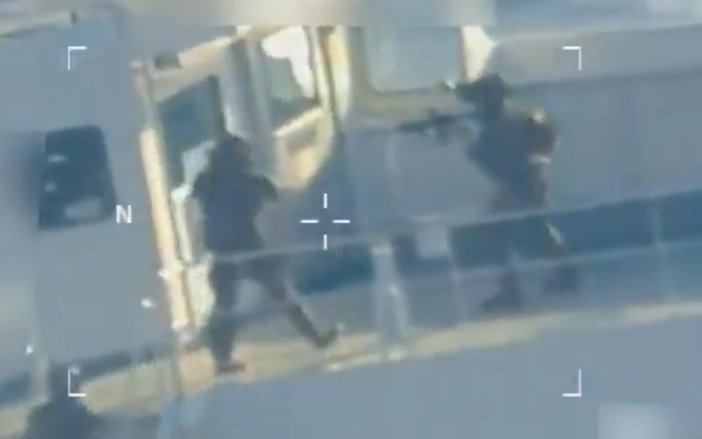 Agentes armados de Estados Unidos abordan la cubierta de un petrolero durante la incautación de un buque venezolano, captados desde una cámara aérea mientras aseguran la nave